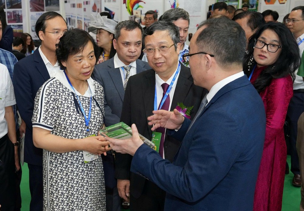 国内外化工业者在展览上交流产销资讯。