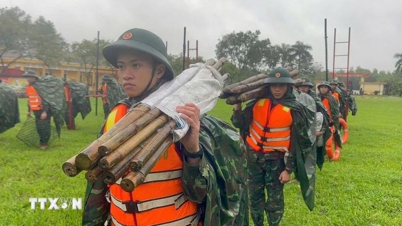 顺化市军事指挥部第6团部队严阵以待应对13号台风。（图：越通社）