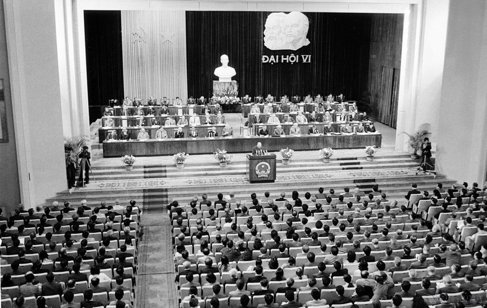 1986年召开的党六大是一个历史性的转折点，开启了全面革新政策。（资料图：越通社）