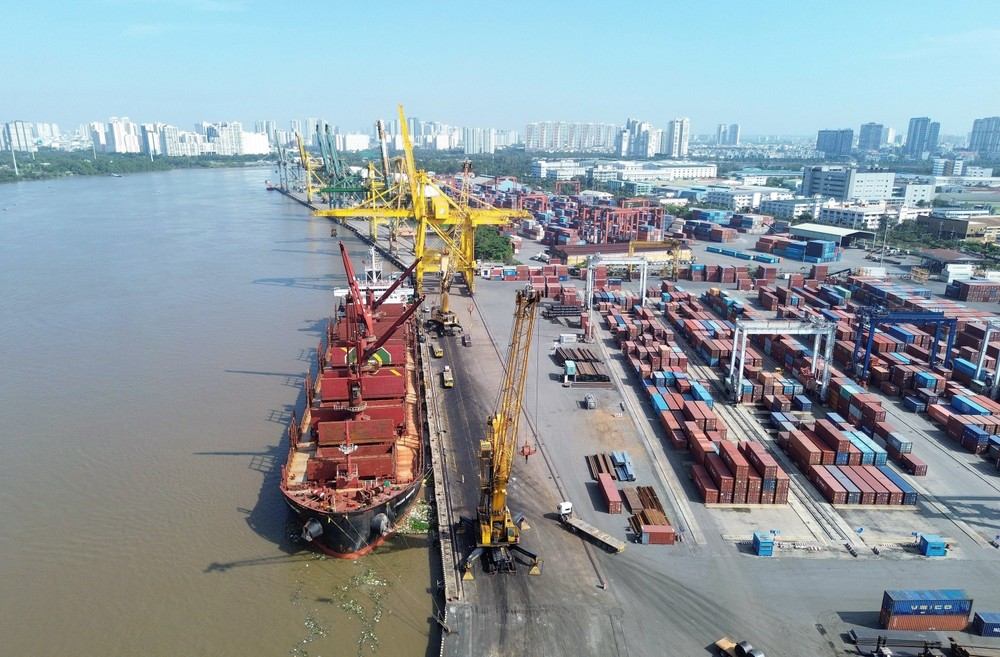 如今的新顺港（西贡港股份公司）的集装箱装卸活动。