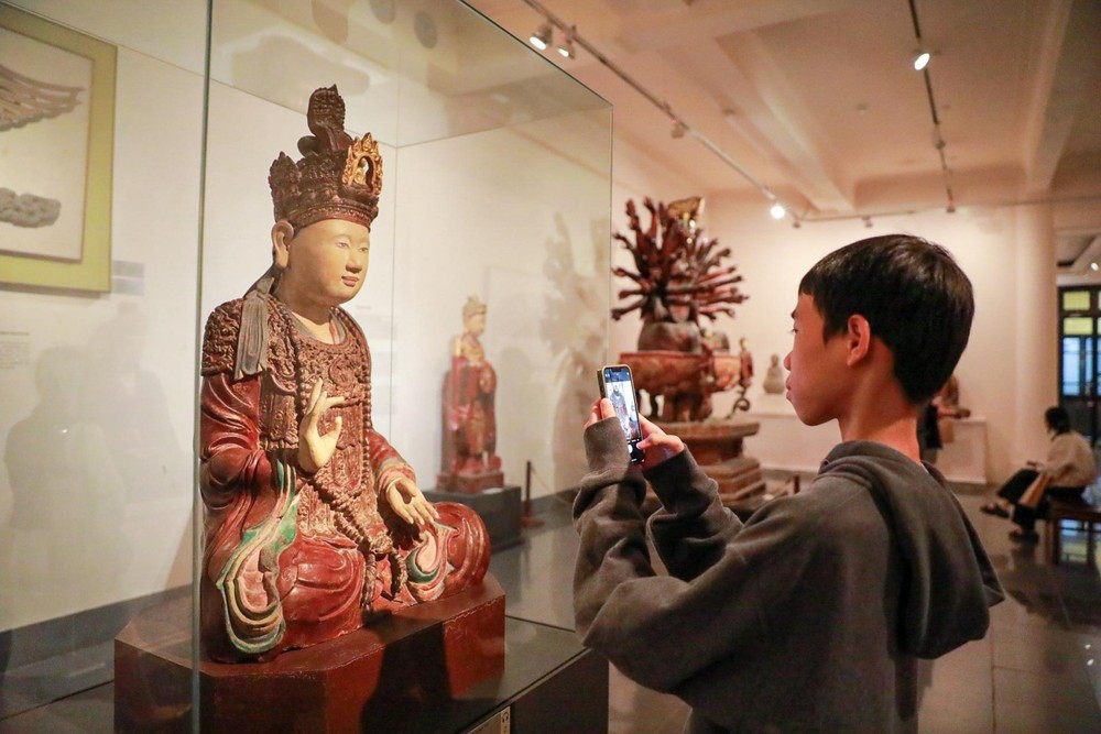 2025年10月31日在越南美术博物馆开展的“博物馆之夜”活动吸引大量游客前来体验。图自越通社。
