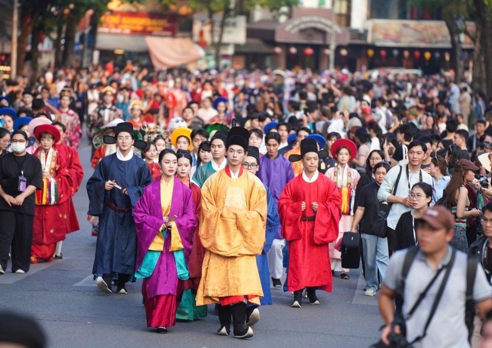 越南古装巡游活动“2024年百花步行”是2024年河内创意设计节的一个亮点。图自越通社。