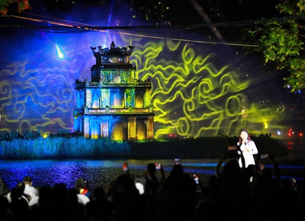 2025年8月29日在还剑湖举行的3D Mapping秀。图自越通社。