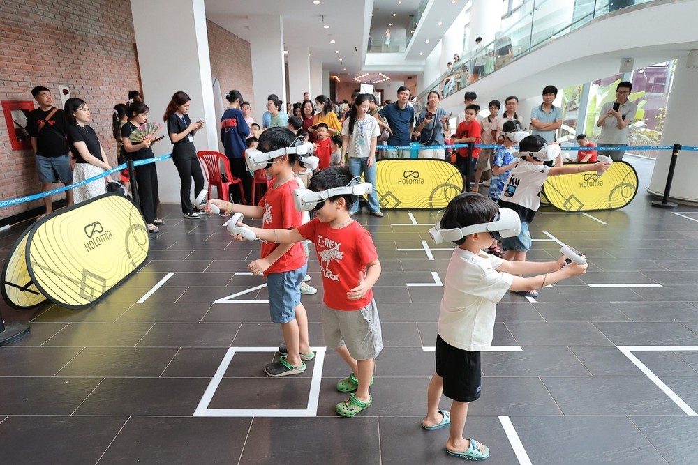 儿童在越南民族学博物馆通过VR眼镜体验各民族文化特色。图自越通社。