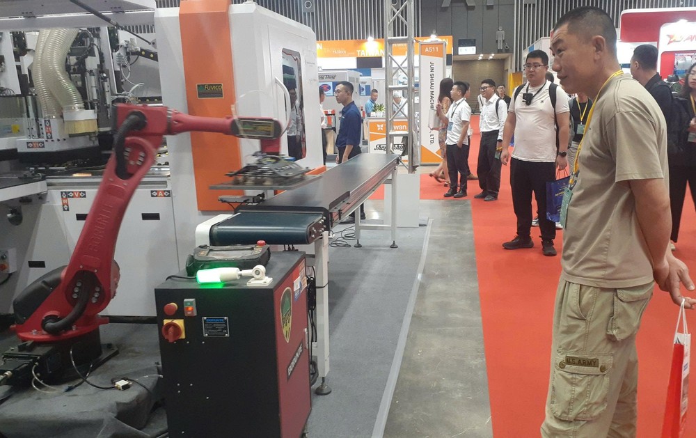 参展商推介数字化和永续生产设备。