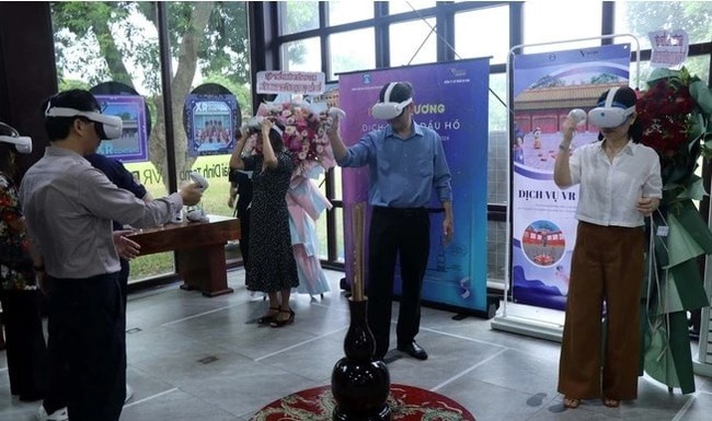 游客在顺化皇城体验“投壶”虚拟现实游戏。图自文化体育与旅游部