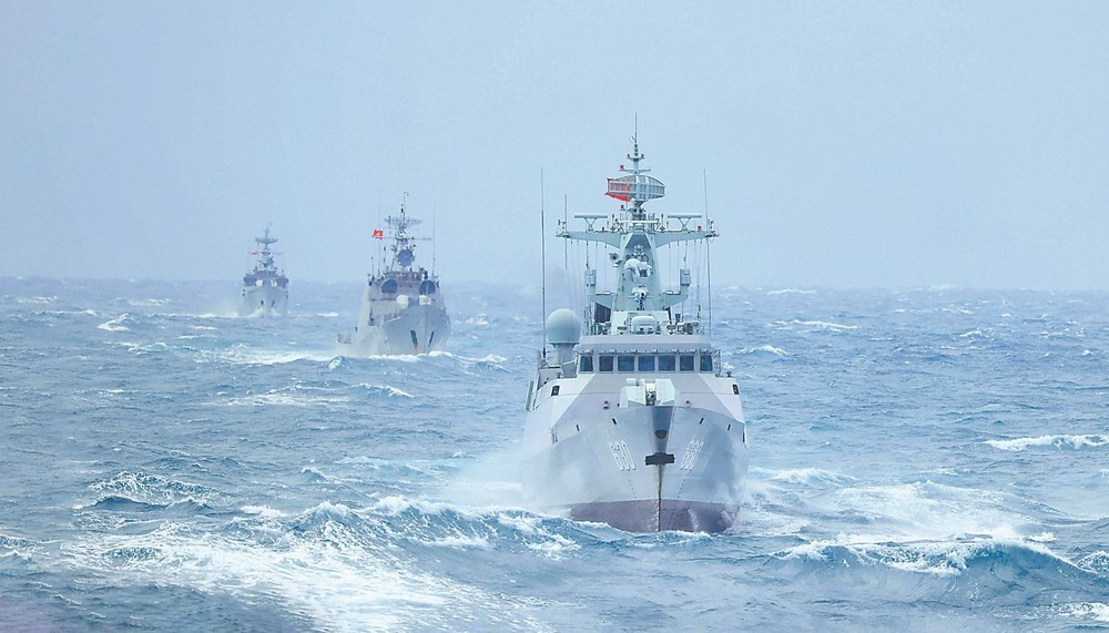 11月20日，越中联合巡逻舰艇开展编队运动演练。（图：新华社）