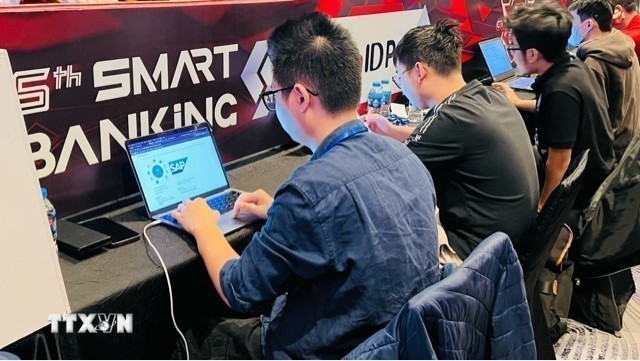 技术工程师参与金融银行业网络安全演练。图自越通社