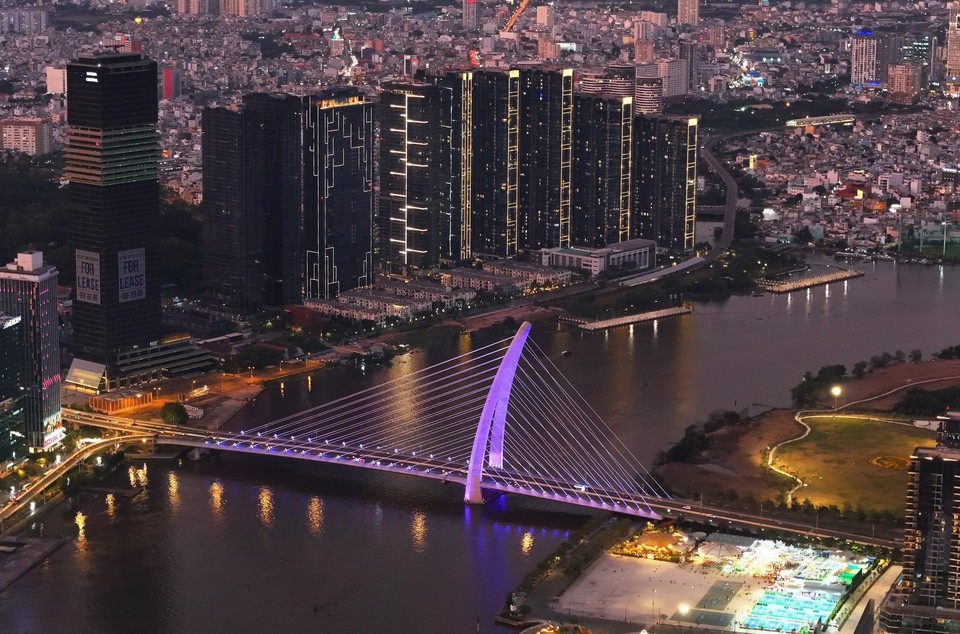 艺术照明系统的投入使用显著提升了城市夜间景观，充分展现都市建筑之美，进一步吸引游客走进夜色中的胡志明市。图自 越通社