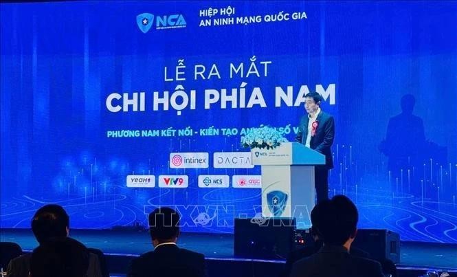 国家网络安全协会常务副主席阮明政中将发表讲话。图自越通社