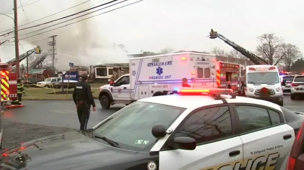 社交媒体上流传的视频画面显示，养老院燃起大火，升起浓烟，大批消防车和救护车赶到现场，消防车在灭火。（视频截图）