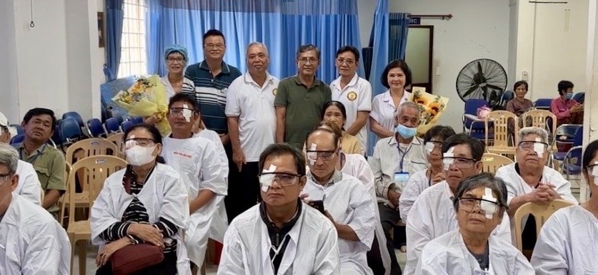 培德精舍护法理事会代表分别与胡志明市贫病者辅助会、仁和慈善分会代表和部分术后病人合照留念。