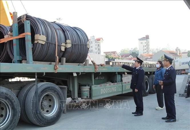 登站口岸海关干部检查进出口货物。图自越通社