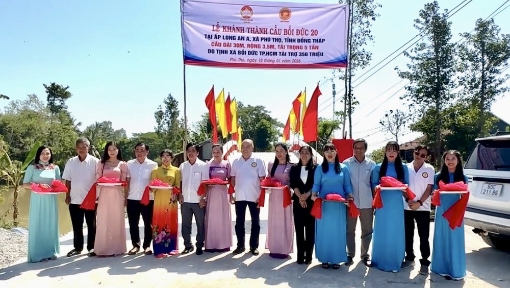 培德精舍会长庄瑞雄与地方政府代表为培德20号新桥落成剪彩。