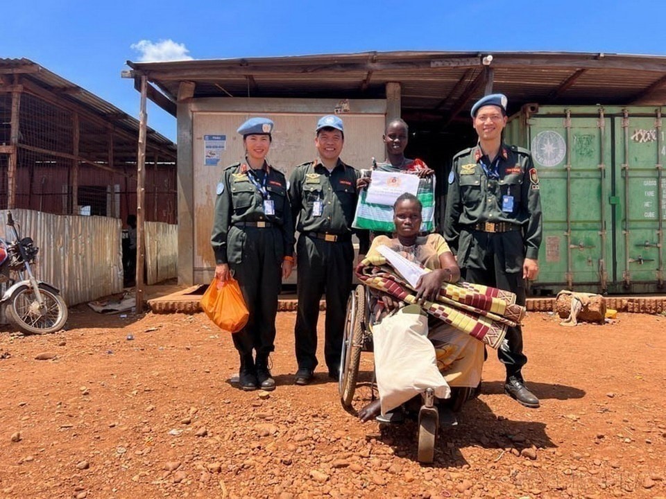 越南公安部工作组参加联合国南苏丹特派团（UNMISS）维和任务，向朱巴难民营中的残疾妇女赠送礼物（2022年10月13日）。图自越通社