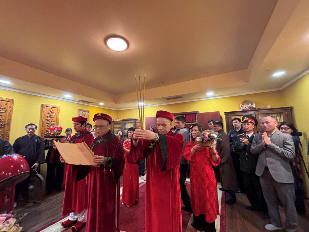 俄罗斯联邦越南人各组织联合会同富寿老乡会与念佛堂在河内—莫斯科多功能综合体（Incentra）隆重举行雄王国祖忌日大典（2025年4月7日）。图自越通社