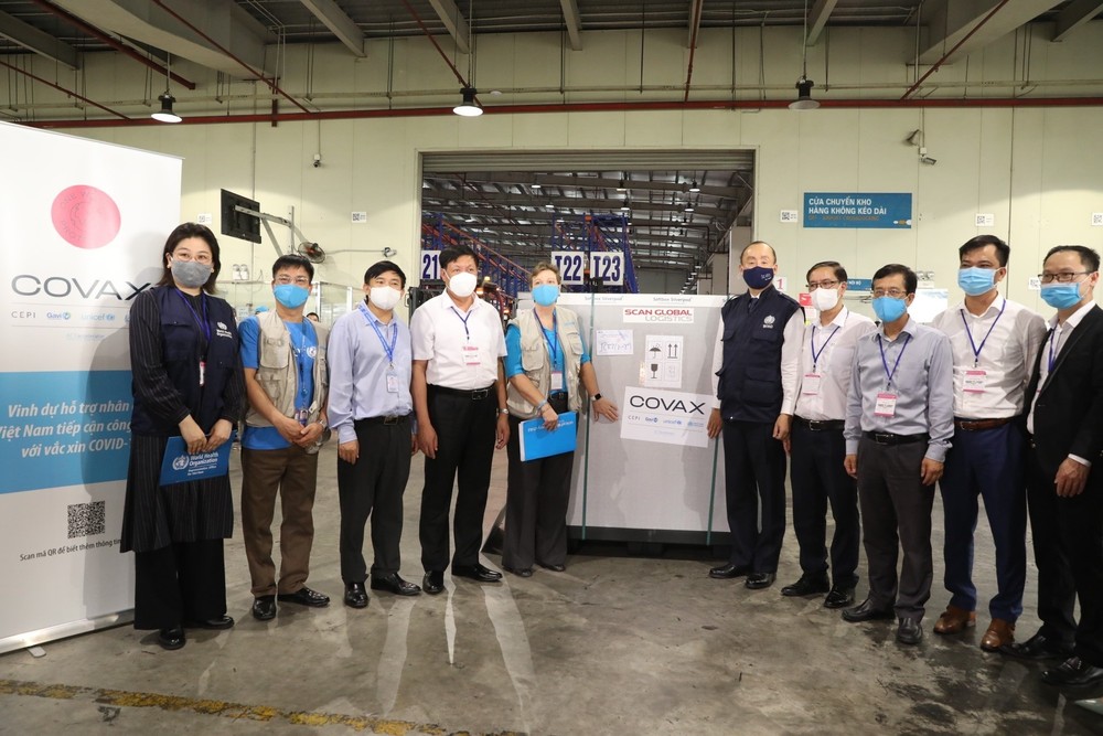2021年4月1日上午，由COVAX 机制提供的新冠疫苗抵达河内内牌国际机场。图自越通社