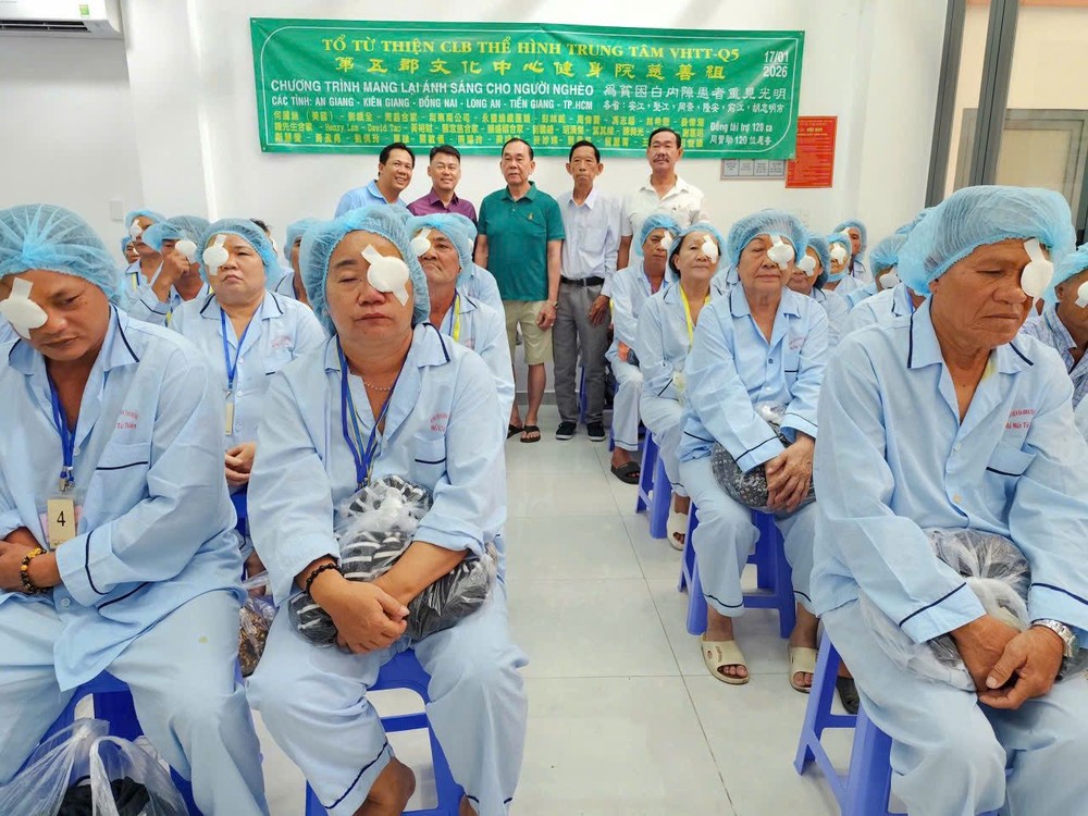 本市安东坊（原第五郡）文体中心健身院慈善组代表团与完成眼部手术人士合照。