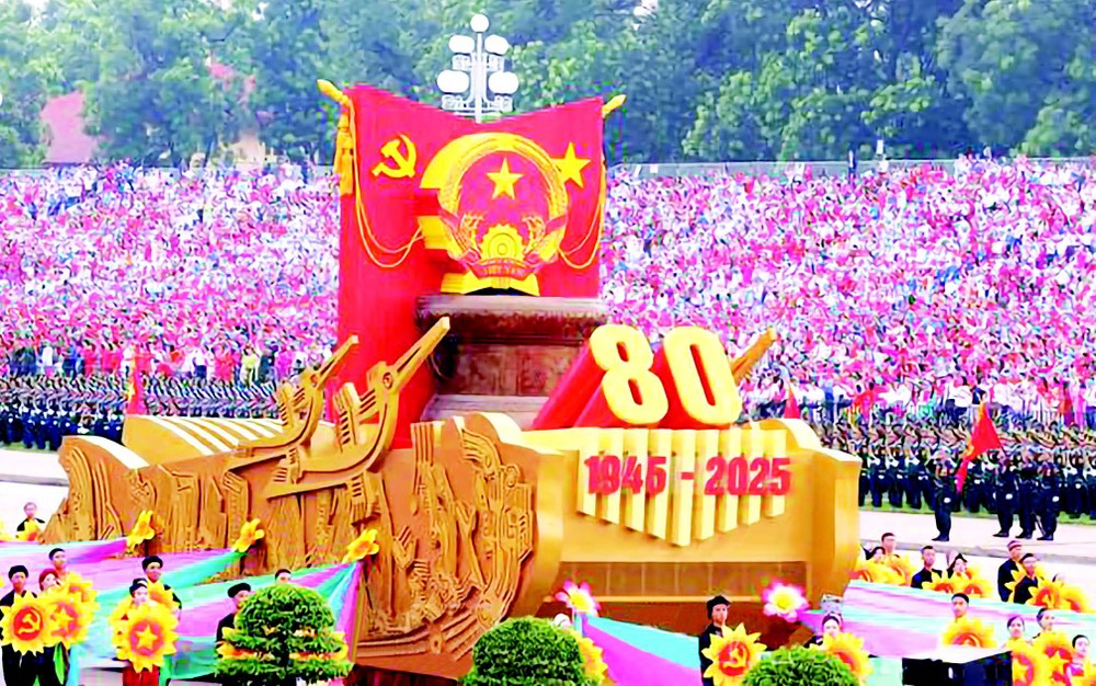 越南社会主义共和国国徽模型彩车领衔阅兵游行方阵。