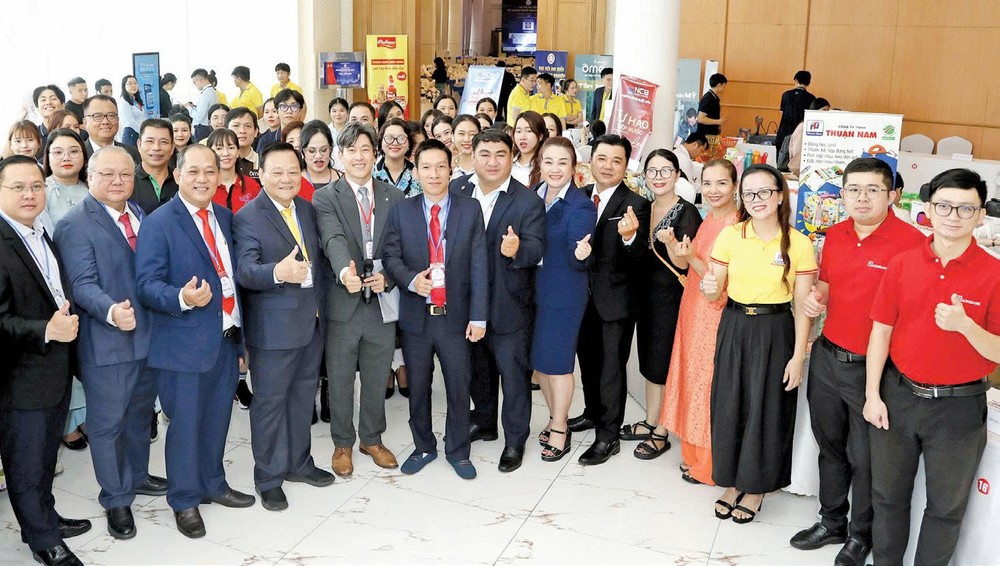 堤岸商会秉持团结、责任与创新精神建设稳健有力的组织。