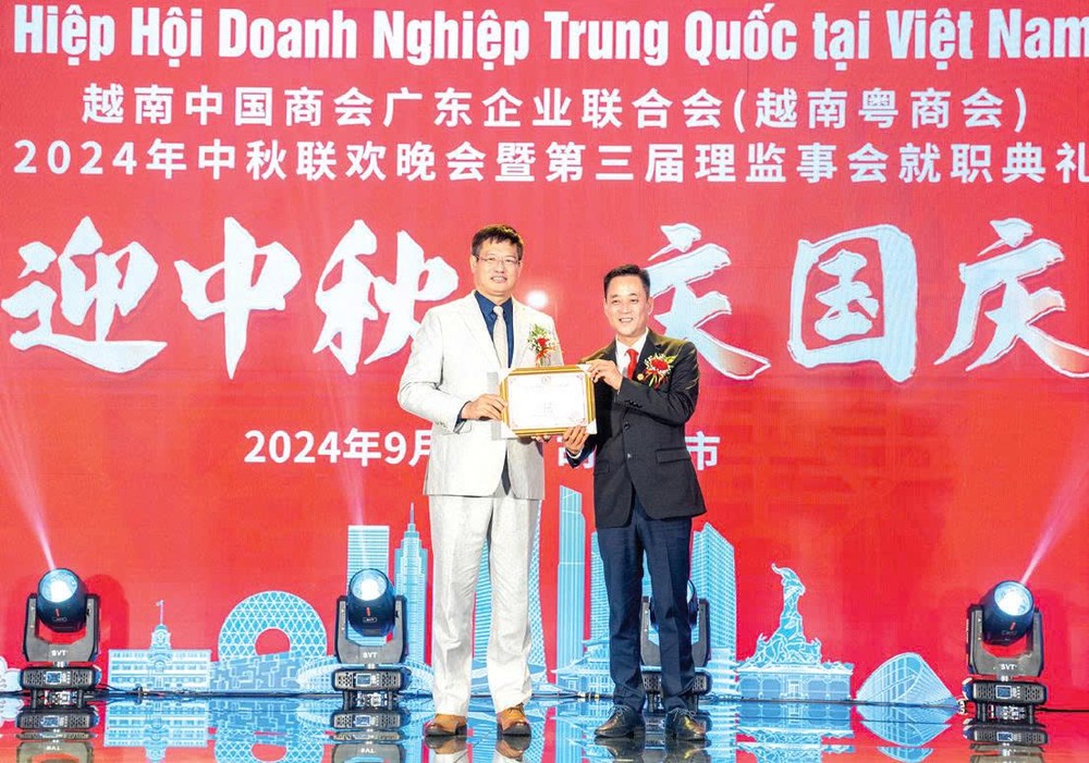 魏华祥总领事向曹高锋会长授牌。