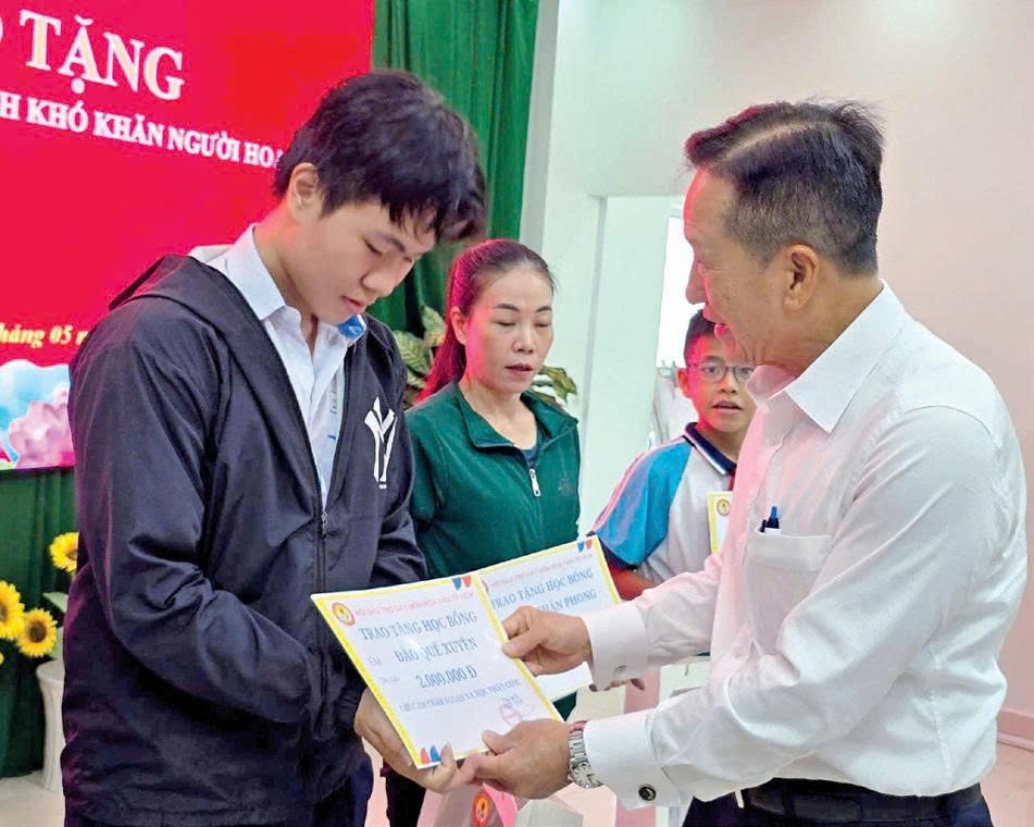 市华文教育辅助会主席古家寿颁发奖助学金给贫困子弟。