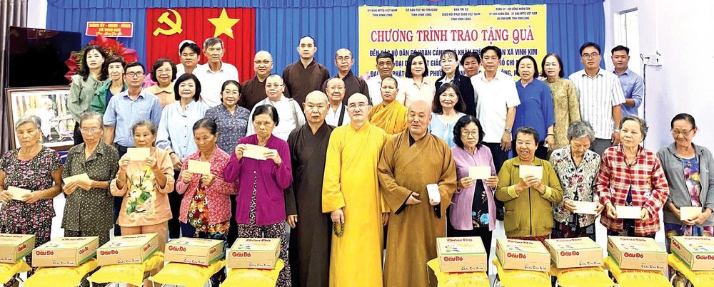 胡志明市华人佛教与政兴坊、富定坊和平东坊联坊佛教寺门，关怀永隆省荣金乡弱势社群。