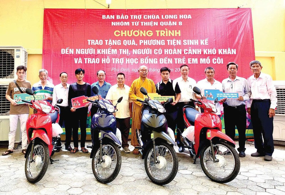 龙华寺住持释慧功和尚与护法会同仁向贫困户赠送谋生工具。