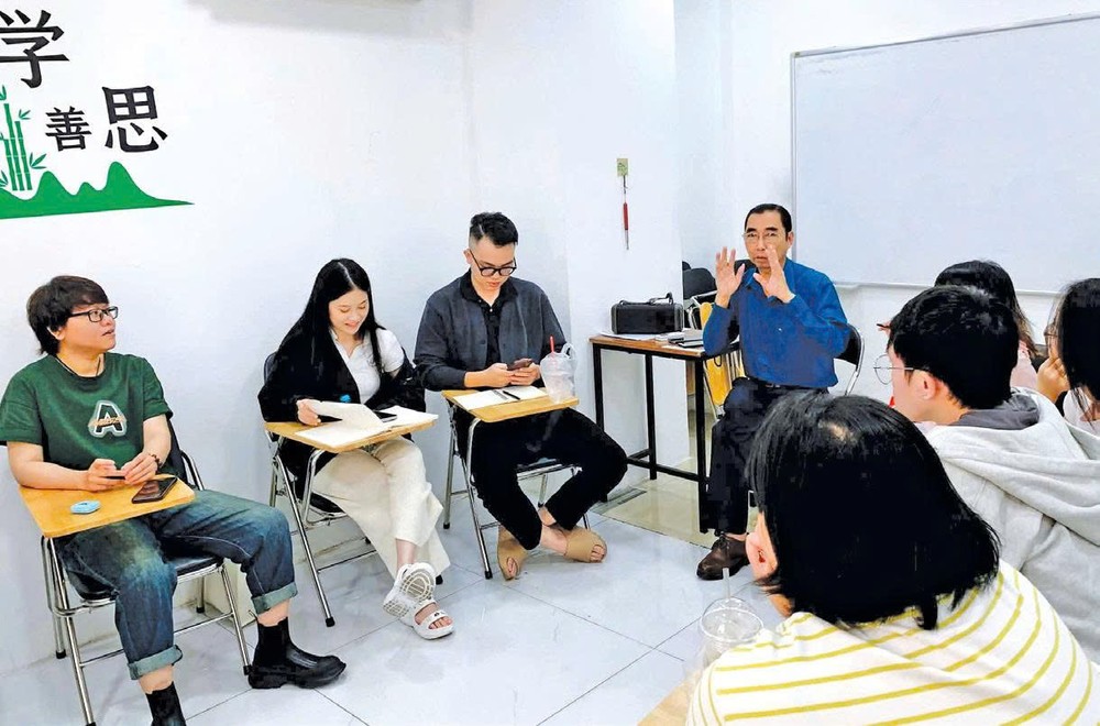 在课堂上讲课的石昭华老师。