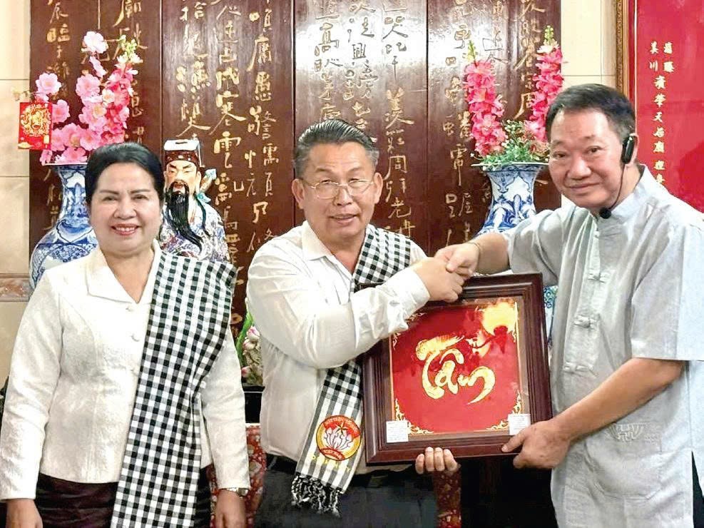 庆云南院住持周华邦迎接老挝建国阵线委员会党委书记、建国阵线委员会副主席宋柴‧雄冲腾率团来访。