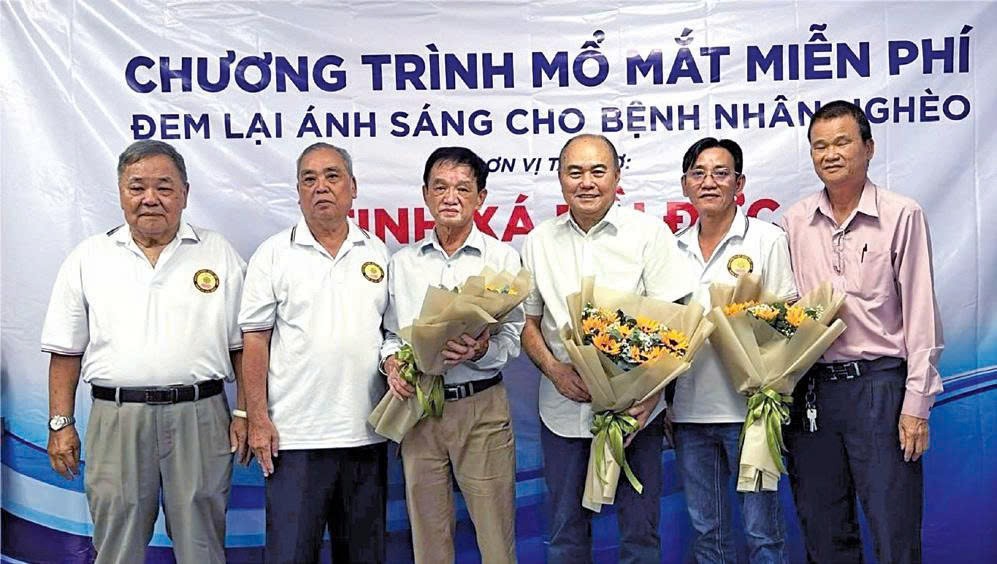 培德精舍会长庄瑞雄(右三)与常值副会长黄俊章(左三)、副会长张盛南(左五)摄于免费白内障手术仪式上。