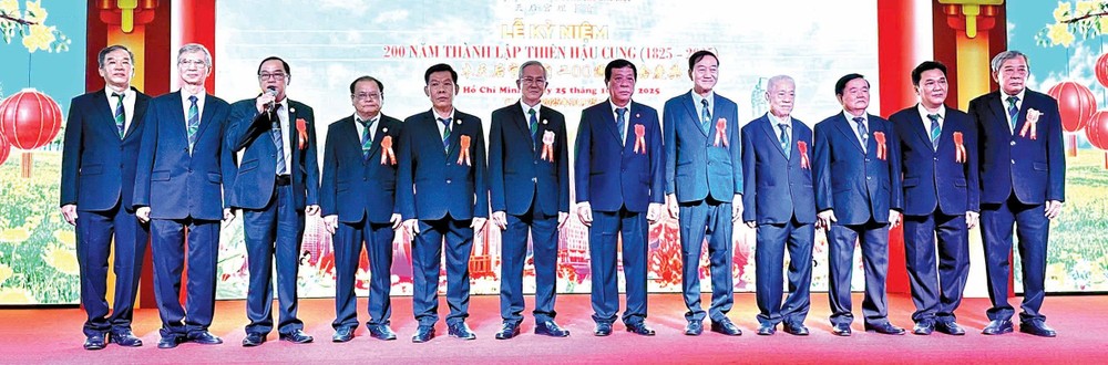 土龙木坊天后宫理事会同仁合影。