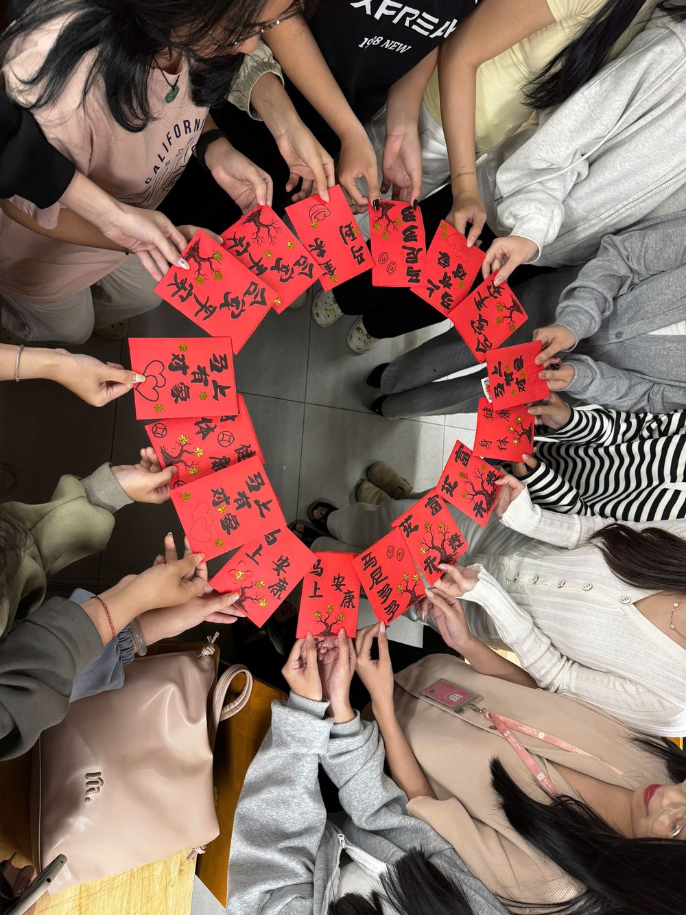 刀尖舞墨迎新春：文郎课堂创新演绎“立体”年俗