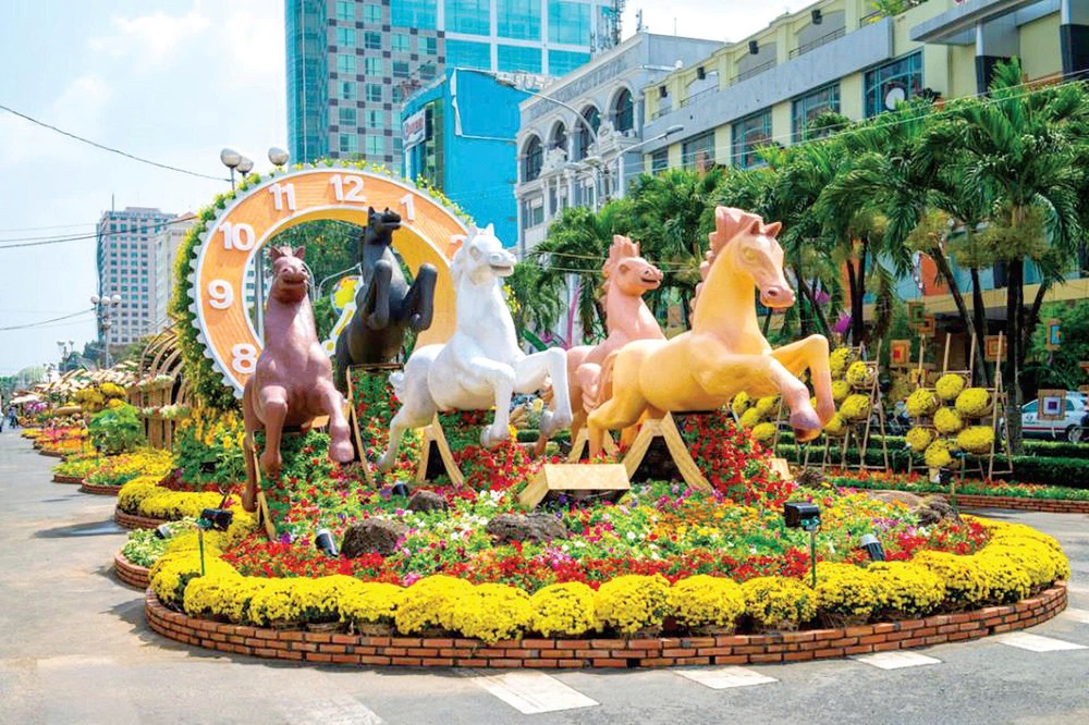 阮惠花街每年春节都装饰“生肖”吉祥物给游客拍照。