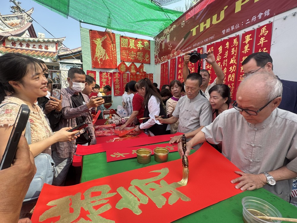 2026年“慈善挥春”今日正式开幕