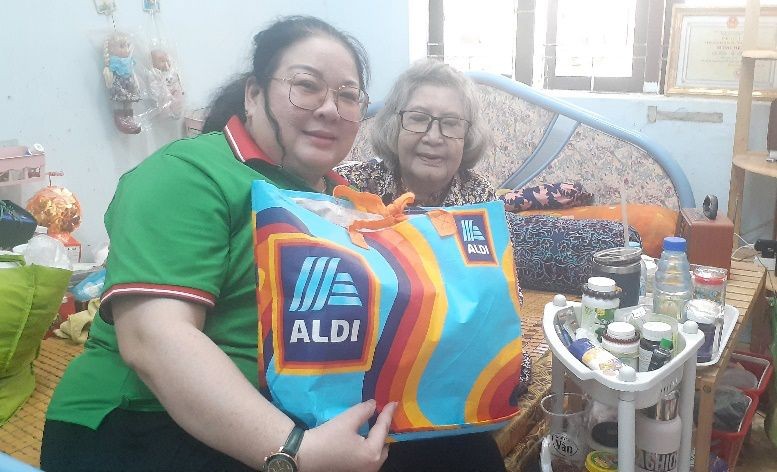 市华语成人教育中心主任钱美秀把新年礼物送至行动不便的长者房间。