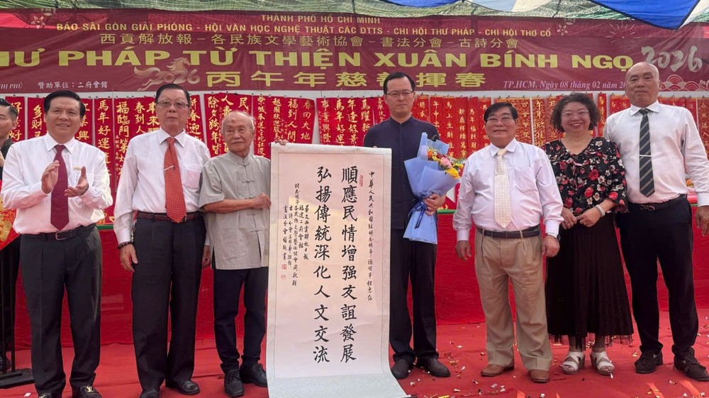 社会人士踊跃参加“慈善挥春”活动