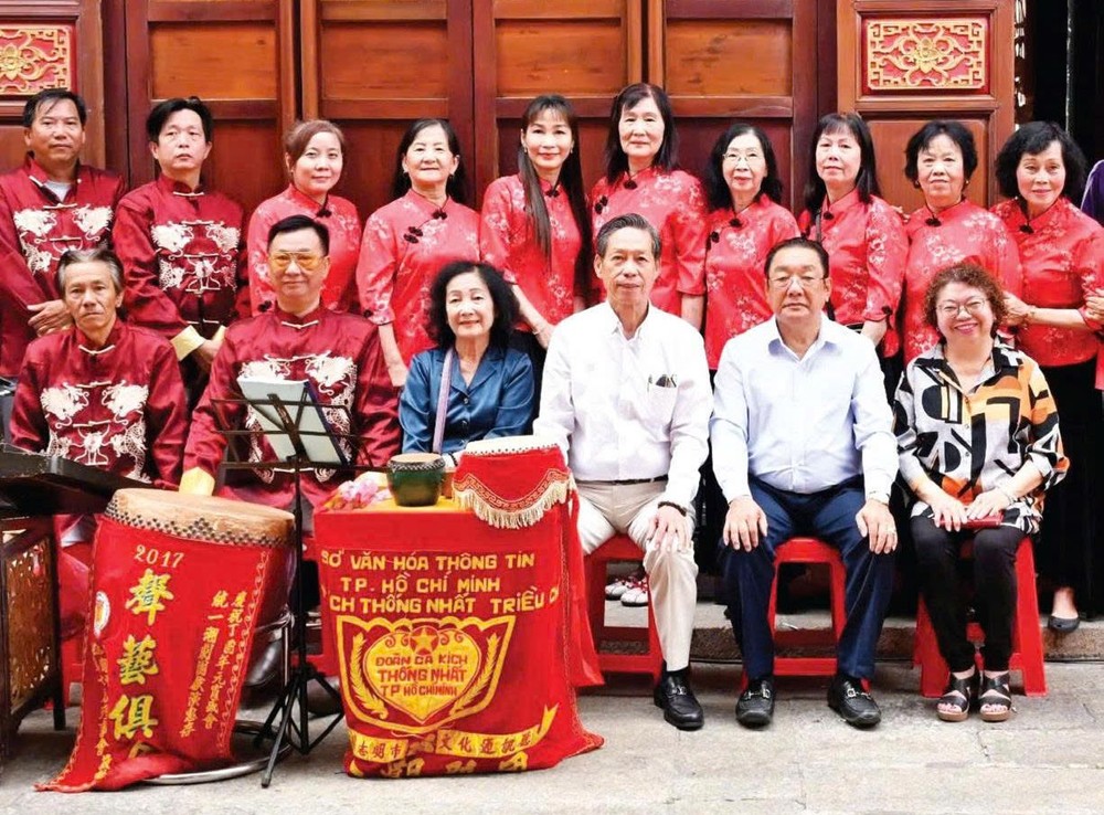 华人艺人林宝雄(前排左二)与义安会馆理事及潮剧团合照。