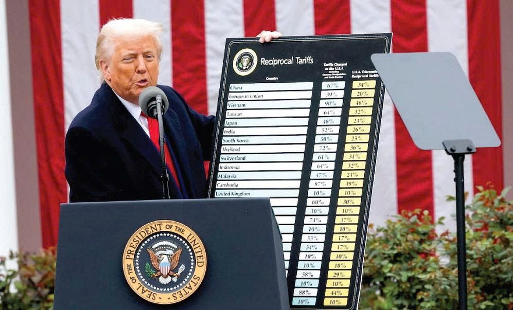 特朗普在白宫玫瑰花园宣布向几乎所有美国贸易伙伴征收关税。