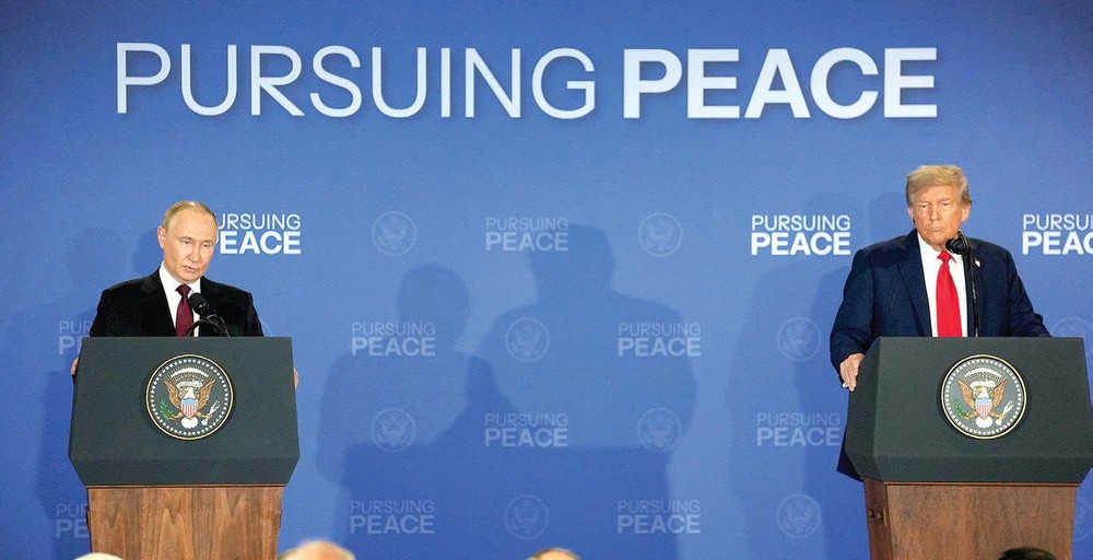 2025年8月15日，美国总统特朗普(右)与俄罗斯总统普京在美国阿拉斯加州安克雷奇市埃尔门多夫‧理查森联合军事基地举行会晤后共同出席联合记者会。