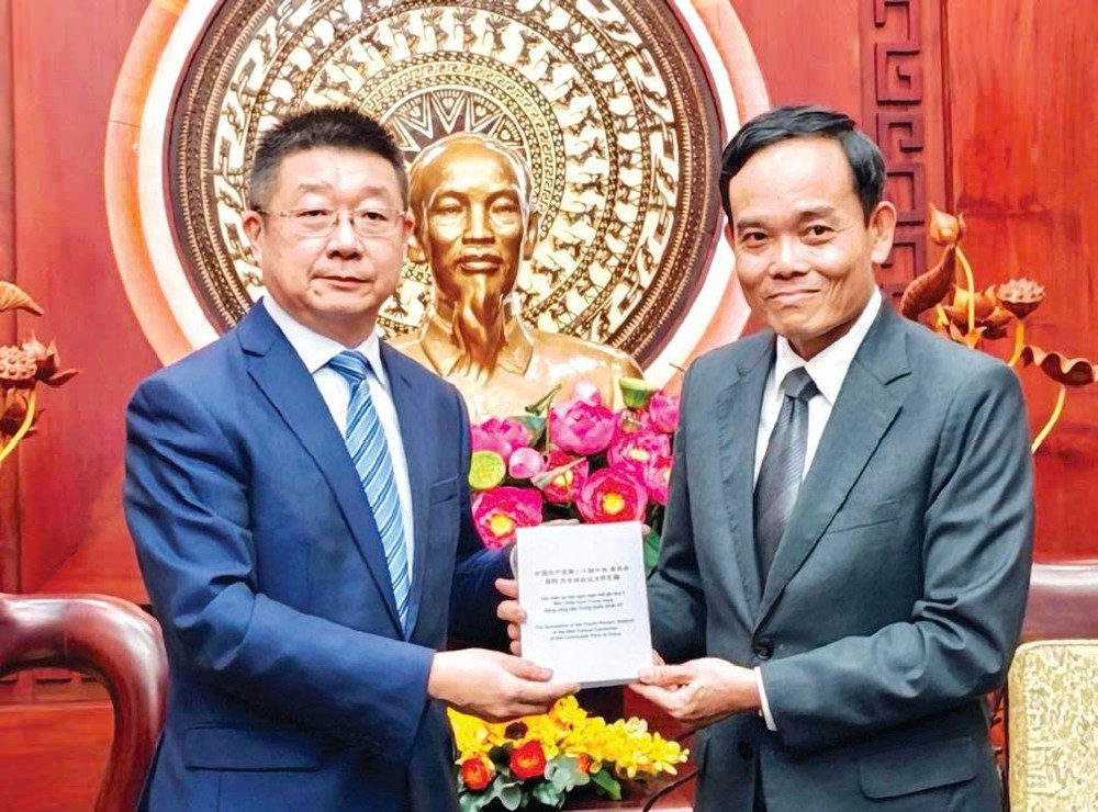 唐立总领事(左)与胡志明市市委书记陈留光会晤。