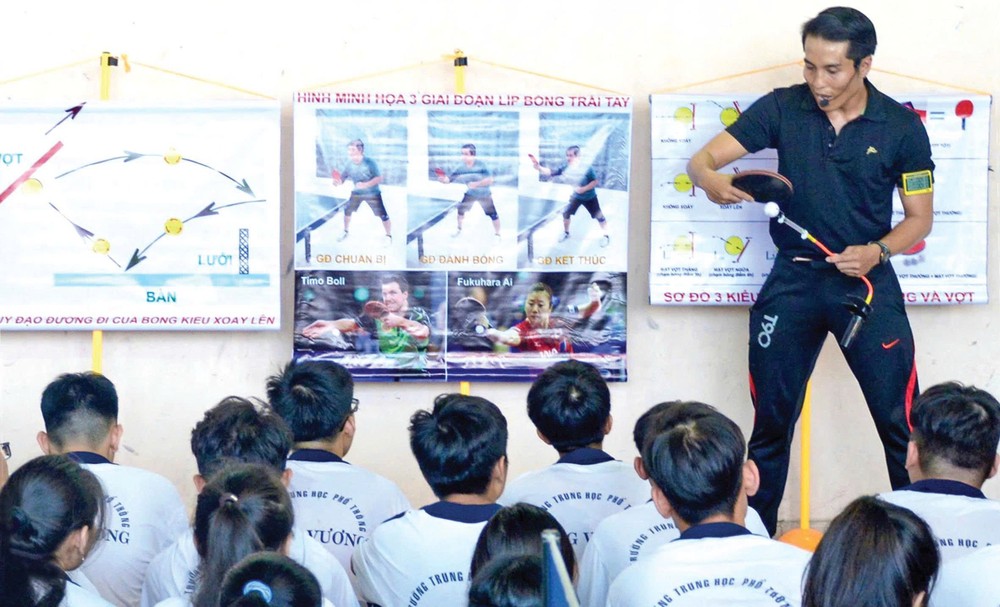 体育课堂上，林东旺指引学生打乒乓球。