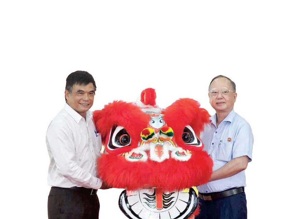 值国际堤岸杯–HTV龙狮赛举行，市龙狮协会主席卢耀南赠送南狮给市电视台纪念。