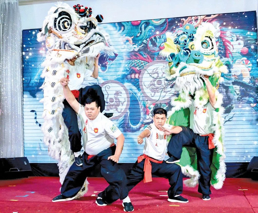 胜义龙狮团表演青龙白虎“会狮”节目。