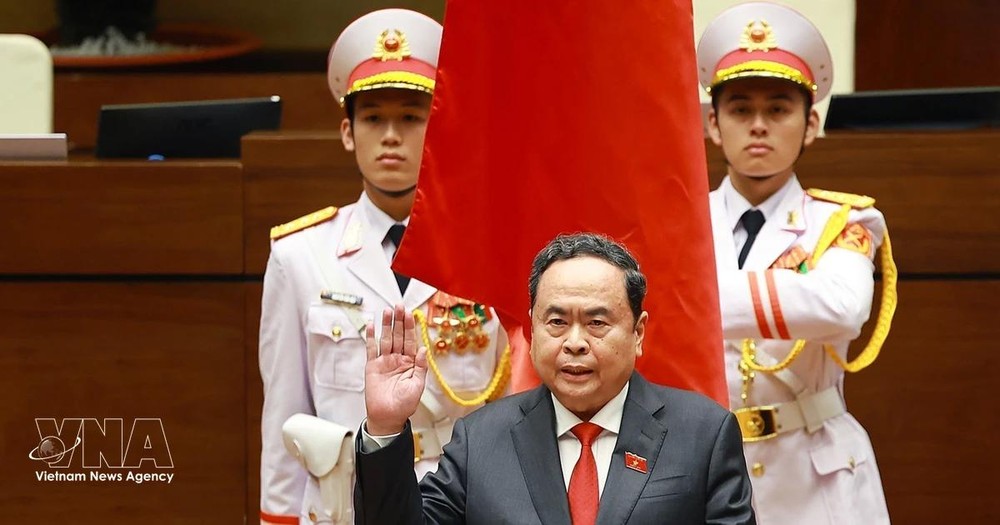 国会主席陈青敏正式宣誓就职。（图：越通社）