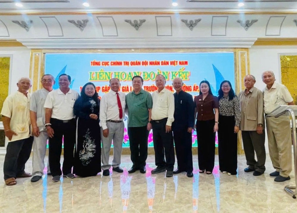 党中央政治局委员、党中央书记处书记、中央军委常务委员、越南人民军总政治部主任阮仲义大将（左六）与各省华人代表合影。