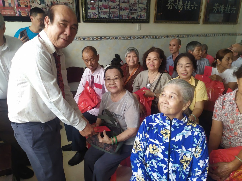 理事长方南向各长老敬送礼物。