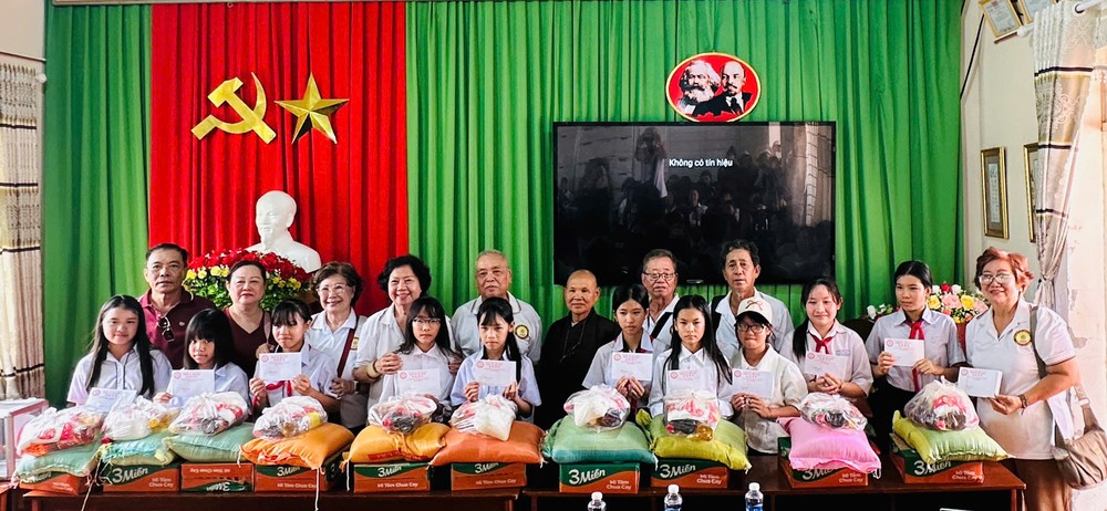 培德精舍代表团给德乐省邦湖坊的清贫子弟赠送礼物和合照。