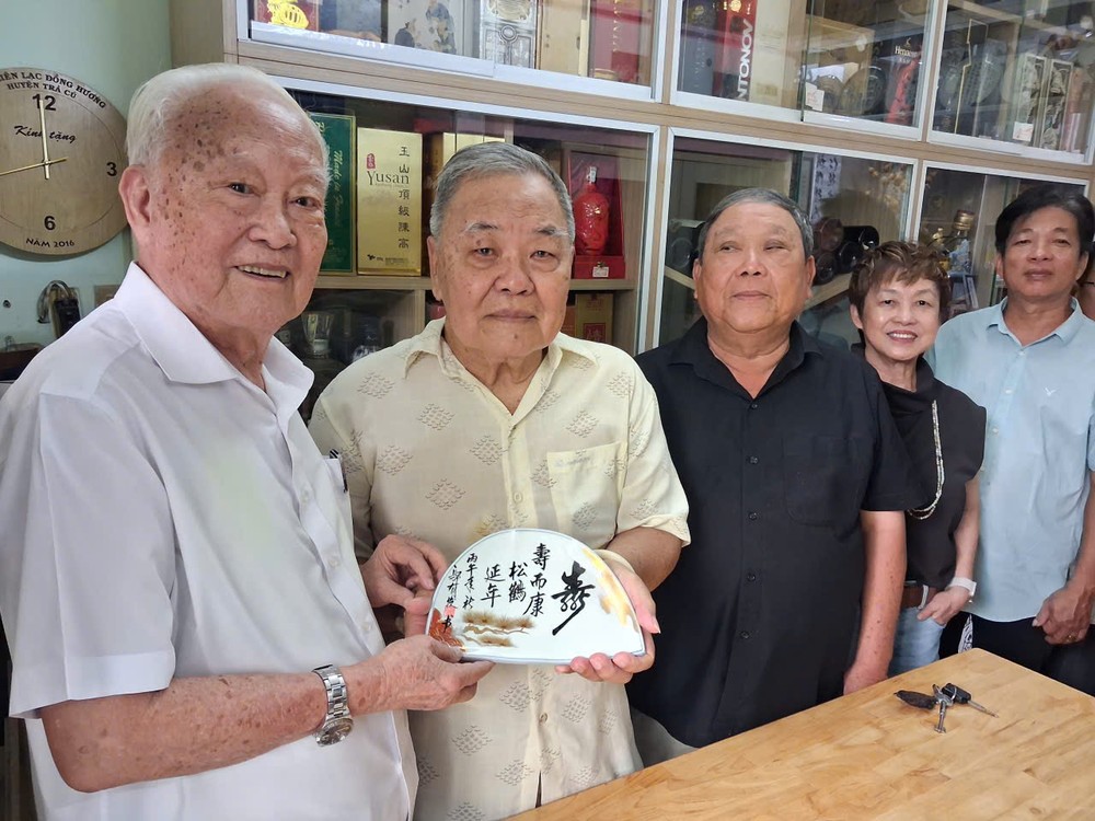 资深书法家乌有发先生(左一)向苏氏代表团赠送书法纪念品合照。