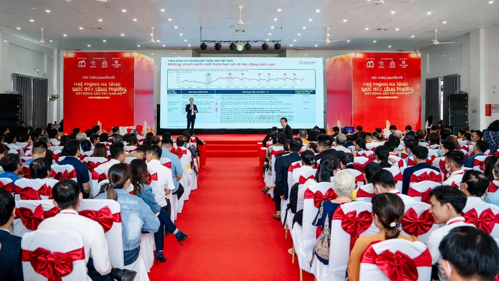 Khách hàng tìm hiểu thông in của một dự án